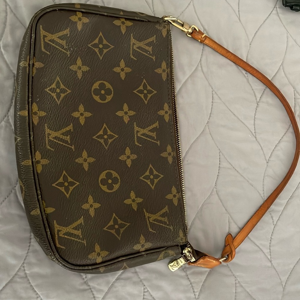Authentic Louis Vuitton Pochette
bag is in excellent preowned condition